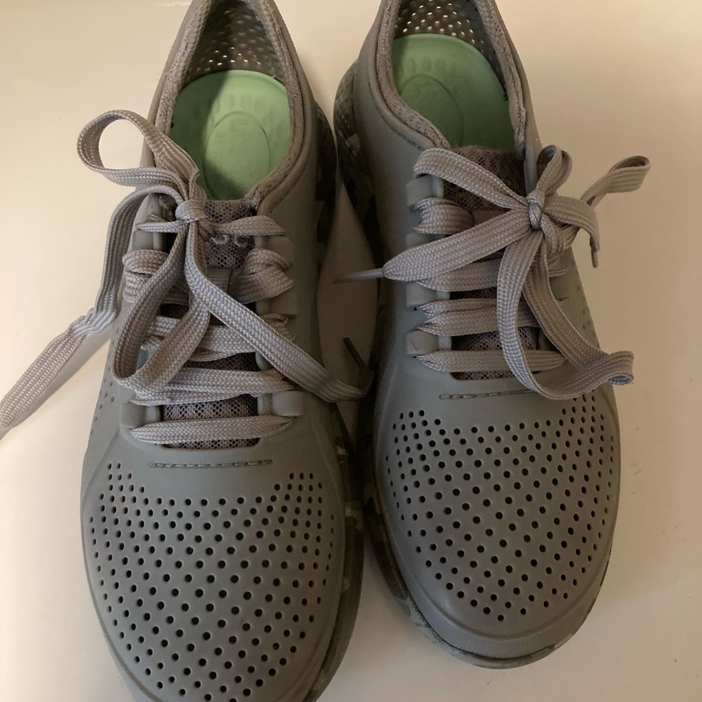Crocs women’s Literide Sneaker Lt Grey w camo bottom Sz 8W